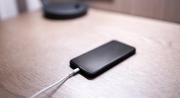 手機整夜充電可行嗎？有啥注意事項？這幾點要掌握