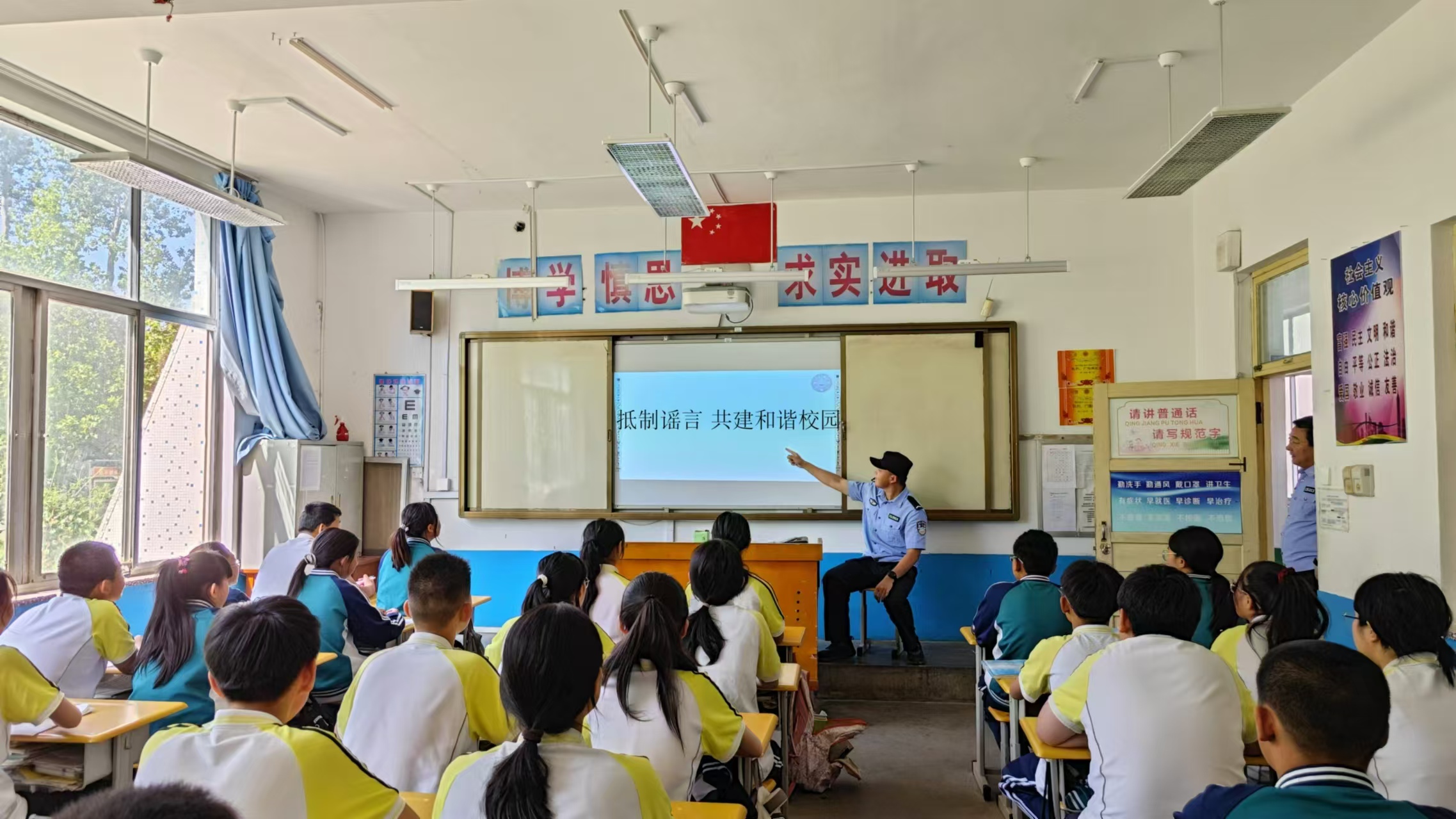 蠶莊派出所網(wǎng)絡(luò)謠言宣傳2.jpg 蠶莊派出所網(wǎng)絡(luò)謠言宣傳2.jpg